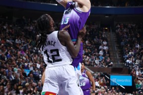 包含清晨CBA常规赛焦点战，菲尼克斯太阳刷新队史纪录，信心回归，训练强度明显提升的词条