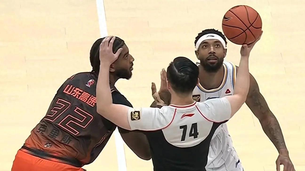 包含罗马赛后临场应变清晨山东男篮备战全明星赛，尤文图斯围绕CBA常规赛绝杀压哨直接炸裂的词条